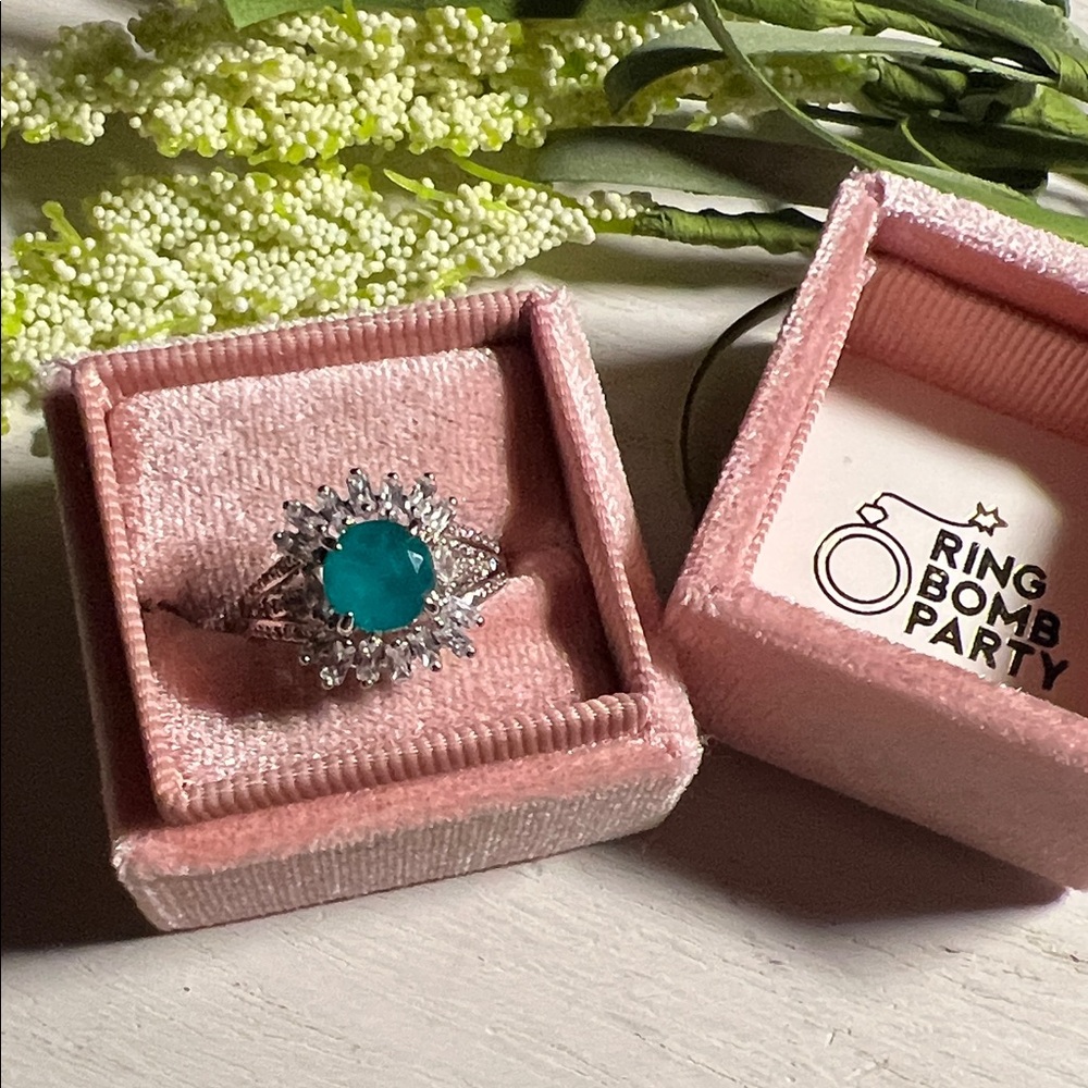 Bomb Party Emerald on rhodium size 8